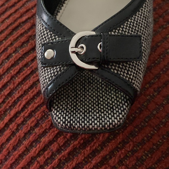 3” heel open toe pump shoe.AK Anne Klein. Fabric black & white, size 71/2 M. - Picture 4 of 4